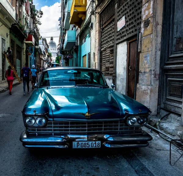 一辆50年代的车在哈瓦那的一条街上 — 图库照片