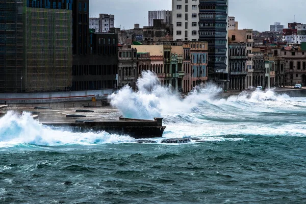 Havana, Küba 'daki fırtına sırasında Malecon' a dev dalgalar çarpar.