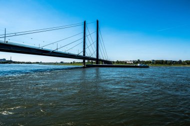 Ren nehrinin üzerindeki köprü. Ren kulesi arka planda Dusseldorf, Almanya.