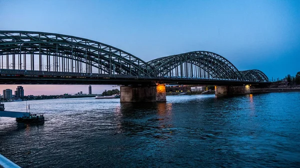 Bro Över Floden Rhen Skymningen Köln Tyskland — Stockfoto