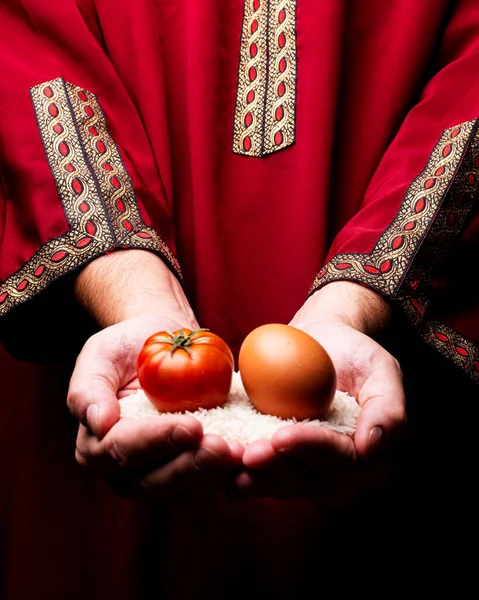 Sadaka olarak da, ellerinin altında yiyecek olarak.