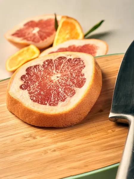 portakal ve greyfurt ağaçta bıçakla kesilmiş.