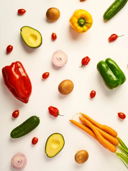 avokado, biber, soğan, salatalık ve mantarlı sebze karışımı.