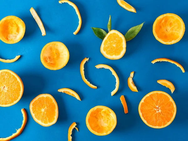 turuncu ve turuncu kabuk mavi arkaplanda