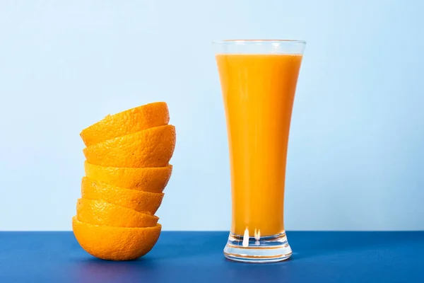 Mavi arka planda portakal suyu ve kremalı turuncu.