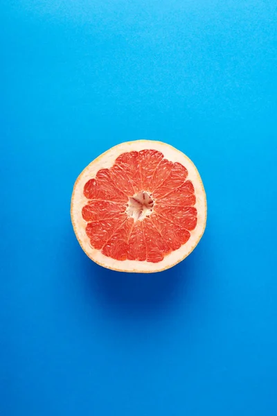 Mavi arka planda bir dilim greyfurt