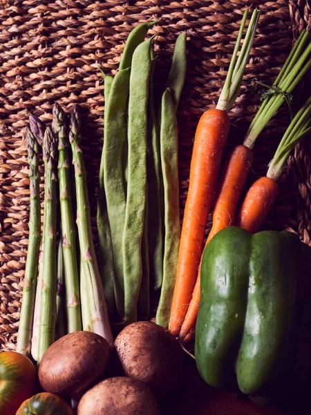 Sepetteki sebze karışımı ahşap masada.