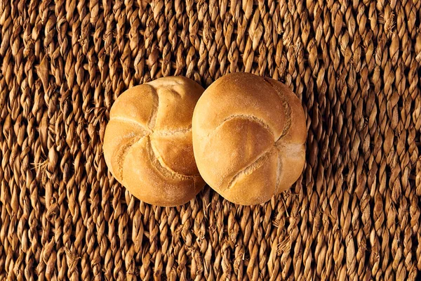 Ahşap masanın üzerinde un bulunan el yapımı ekmek.