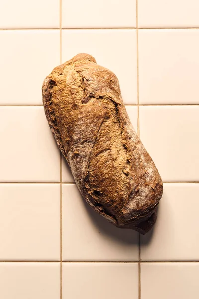 Ahşap masanın üzerinde un bulunan el yapımı ekmek.