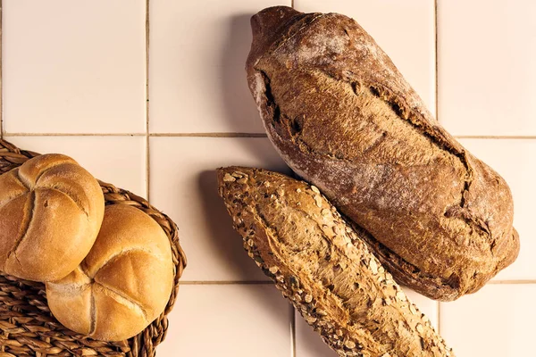 Ahşap masanın üzerinde un bulunan el yapımı ekmek.