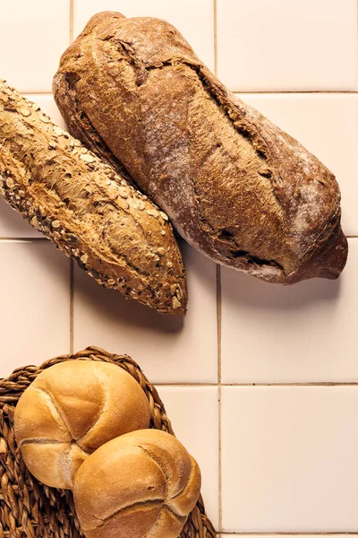 Ahşap Masanın Üzerinde Bulunan Yapımı Ekmek — Stok fotoğraf