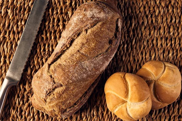 Ahşap masanın üzerinde un bulunan el yapımı ekmek.