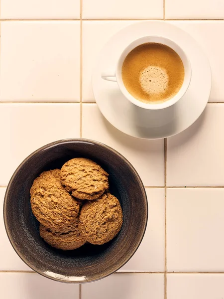 Ahşap masanın üzerinde un bulunan el yapımı ekmek.