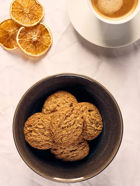 Ahşap masanın üzerinde un bulunan el yapımı ekmek.