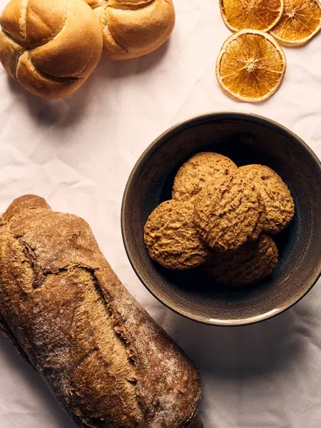 Ahşap masanın üzerinde un bulunan el yapımı ekmek.