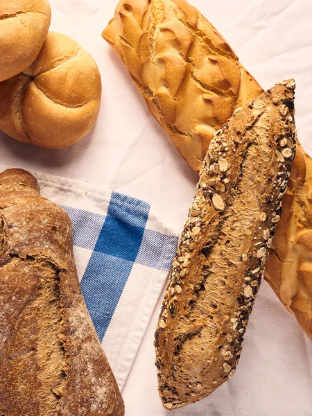 Ahşap Masanın Üzerinde Bulunan Yapımı Ekmek — Stok fotoğraf
