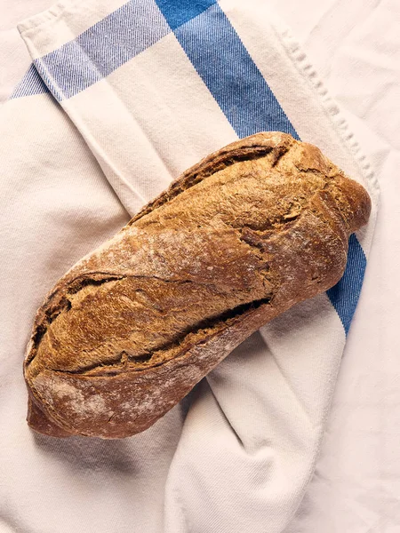 Ahşap masanın üzerinde un bulunan el yapımı ekmek.