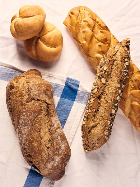 Ahşap masanın üzerinde un bulunan el yapımı ekmek.