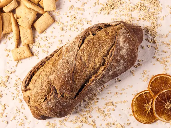 Ahşap masanın üzerinde un bulunan el yapımı ekmek.