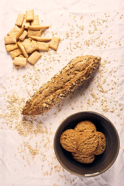 Ahşap masanın üzerinde un bulunan el yapımı ekmek.