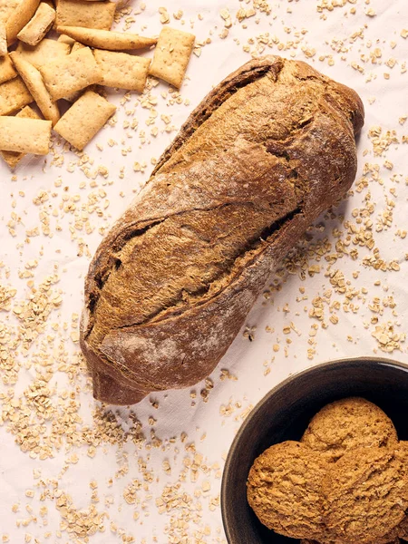 Ahşap masanın üzerinde un bulunan el yapımı ekmek.