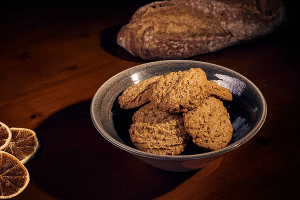 Ahşap masanın üzerinde un bulunan el yapımı ekmek.