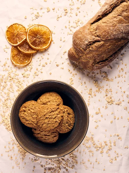 Ahşap masanın üzerinde un bulunan el yapımı ekmek.