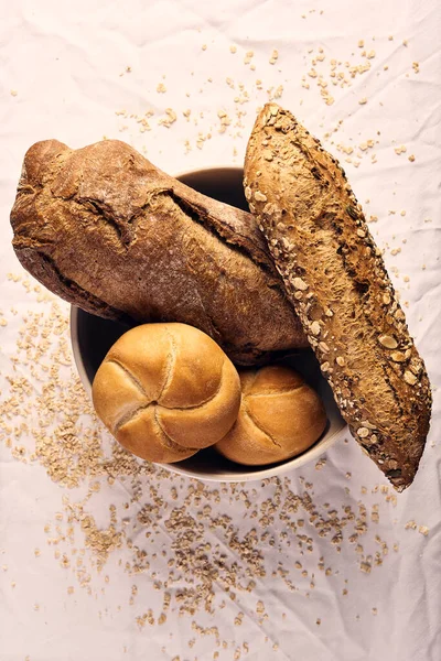 Ahşap masanın üzerinde un bulunan el yapımı ekmek.