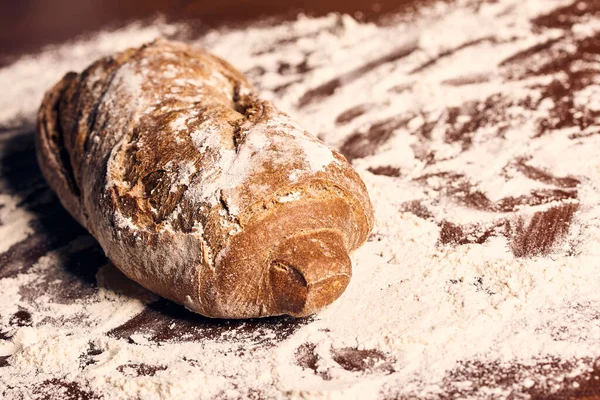 Handgemachtes Brot Mit Mehl Auf Holztisch — Stockfoto