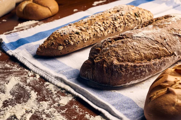 Ahşap masanın üzerinde un bulunan el yapımı ekmek.