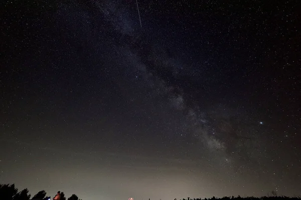 Geceleri İspanya 'daki dağların üzerinden Samanyolu