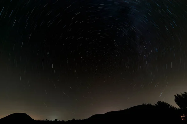 Geceleri İspanya 'daki dağların üzerinden Samanyolu