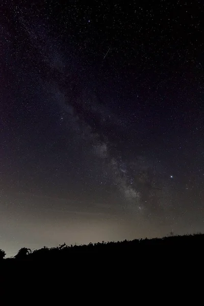 Geceleri İspanya 'daki dağların üzerinden Samanyolu