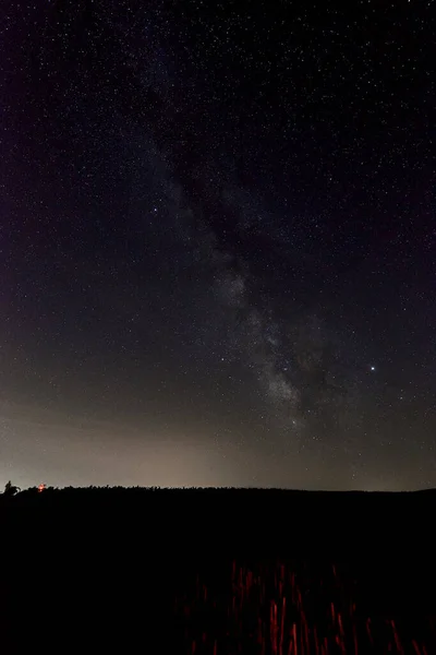 Geceleri İspanya 'daki dağların üzerinden Samanyolu