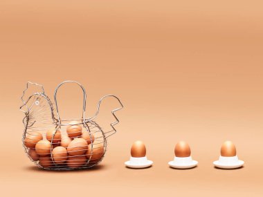 Tavuk şeklinde yumurta fincanı ve kahverengi arka planda üç yumurta.