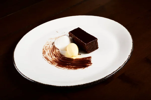 yüksek mutfak çikolatalı tatlı vanilyalı ve çikolata desenli