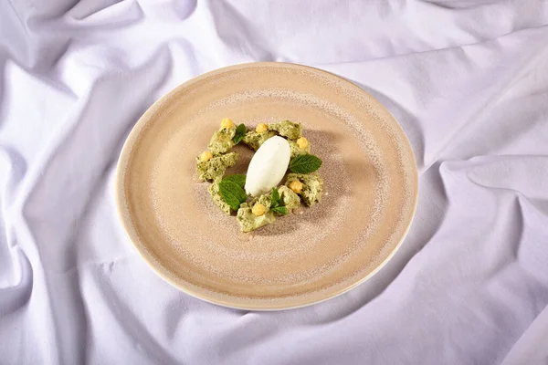 Mangolu naneli dondurma tatlısı.