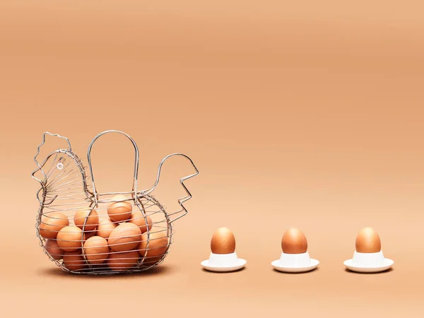 Tavuk şeklinde yumurta fincanı ve kahverengi arka planda üç yumurta.