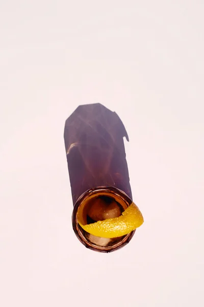 Beyaz arka planda, portakal dilimli klasik vermut.