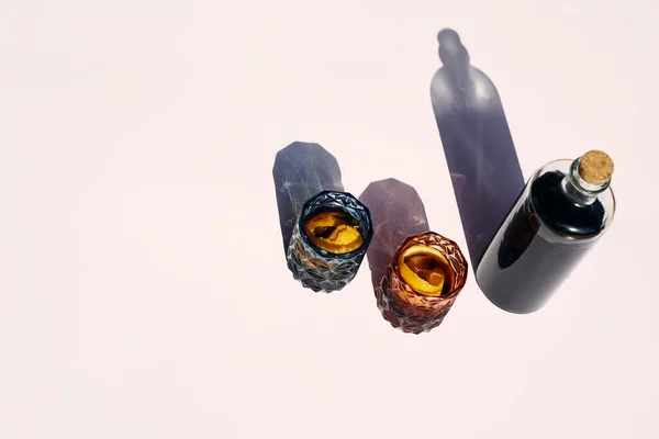 Beyaz arka planda, portakal dilimli klasik vermut.