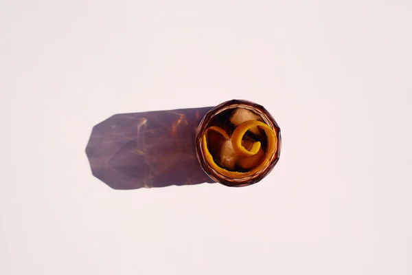 Beyaz arka planda, portakal dilimli klasik vermut.