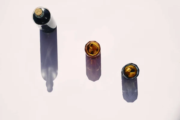 Beyaz arka planda, portakal dilimli klasik vermut.