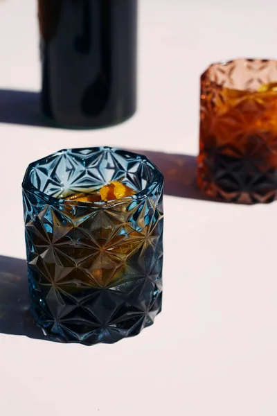 Klassisk Vermouth Med Orange Skiva Glasbägare Vit Bakgrund Med Solljus — Stockfoto