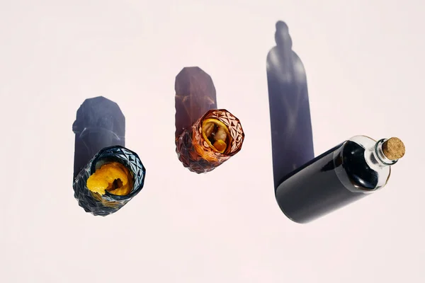 Beyaz arka planda, portakal dilimli klasik vermut.