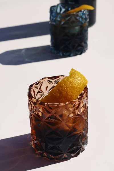 Beyaz arka planda, portakal dilimli klasik vermut.