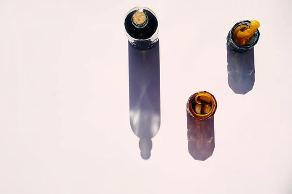 Beyaz arka planda, portakal dilimli klasik vermut.