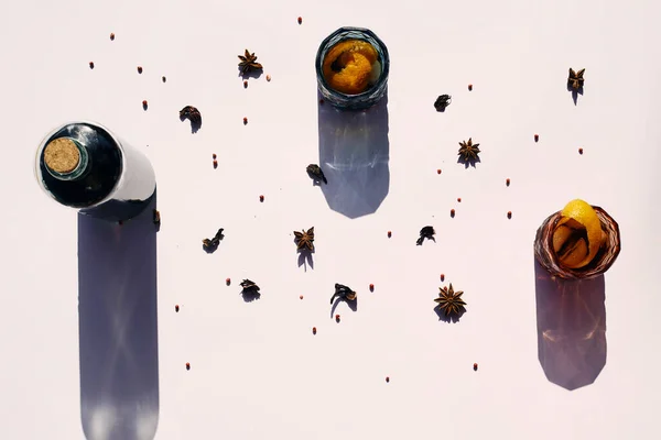 Beyaz arka planda, portakal dilimli klasik vermut.