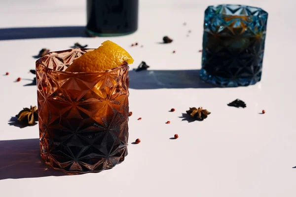 Beyaz arka planda, portakal dilimli klasik vermut.