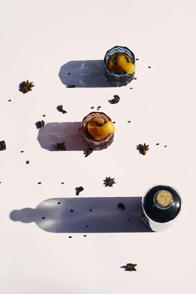 Beyaz arka planda, portakal dilimli klasik vermut.