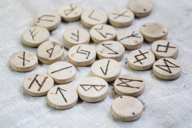 İskandinav ahşap rünleri. Kaba gri keten kumaş üzerinde..